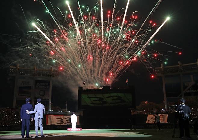 3일 롯데와 LG의 프로야구 잠실 경기 종료 후 열린 박용택 영구결번식에서 불꽃이 터지는 모습. /뉴시스