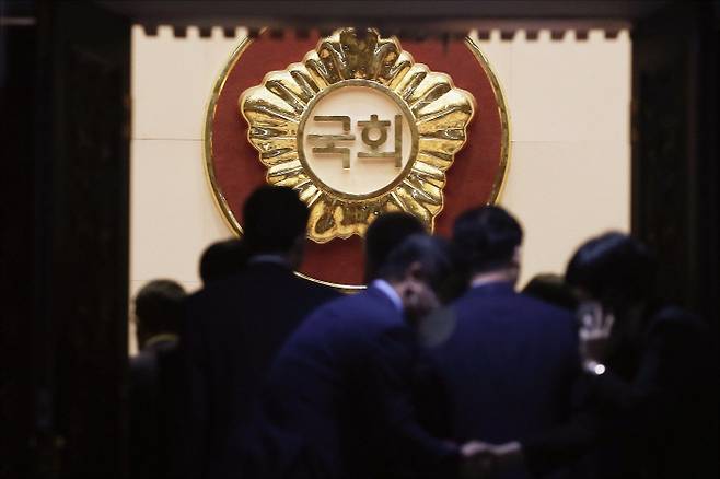 다시, 문 열린 국회 더불어민주당 의원들이 4일 후반기 국회의장 선출을 위한 국회 본회의에 참석하기 위해 회의장으로 들어가며 인사하고 있다. 국회사진기자단