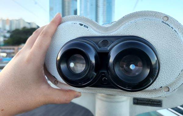 부산 서구 송도구름산책로에 설치된 망원경. 김민훈 기자