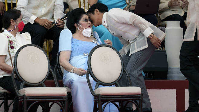 페르디난드 '봉봉' 마르코스 주니어 필리핀 대통령의 어머니인 이멜다 마르코스(가운데). 연합뉴스