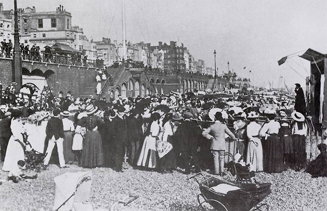 1900년대 초에 찍은 브라이턴 해변의 모습. 많은 사람들이 몰려서 해변 콘서트 파티를 열고 있다. 입고 있는 옷을 빼면 지금의 해변 콘서트와 별로 다르지 않아 보인다.