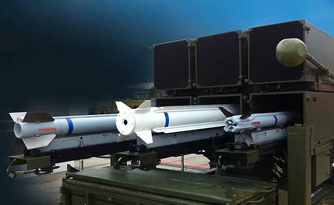 NASAMS 3에서 운용가능한 AIM-120(좌), AIM-9X(우), ESSM 로켓 모터를 단 AMRAAM-ER (중앙)