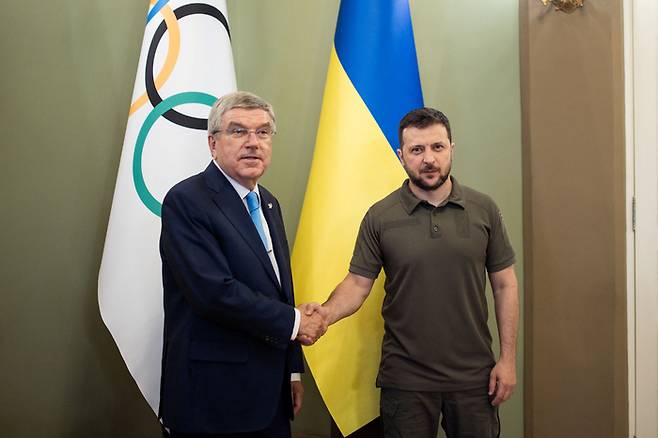 토마스 바흐 IOC 위원장(왼쪽)과 볼로디미르 젤렌스키 우크라이나 대통령. 로이터연합뉴스