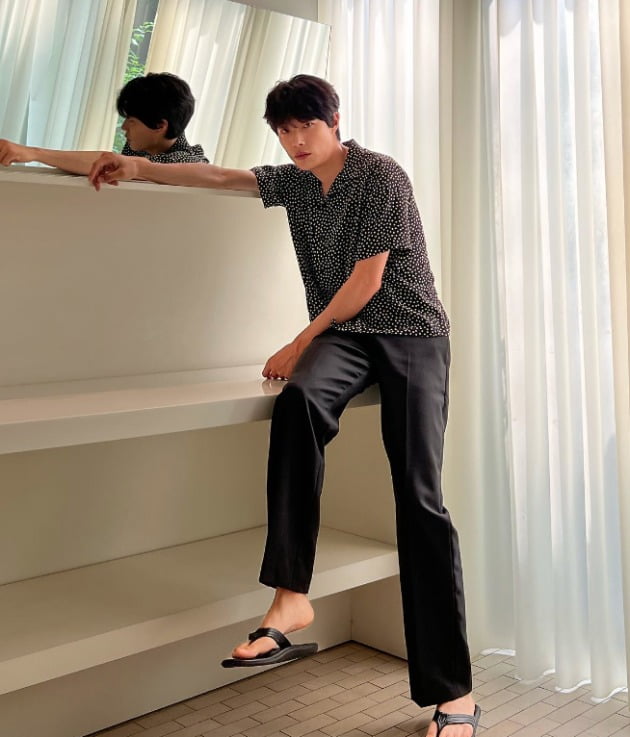 Actor Ryu Jun-yeol has reported his recent situation.Ryu Jun-yeol posted several photos on his instagram on the 5th with an article entitled Kangan Jingjing.Ryu Jun-yeol in the public photo poses in a black slacks on a dot pattern shirt. Ryu Jun-yeols sleek jawline catches his eye.On the other hand, Ryu Jun-yeol has been in public with Hyeri since 2017.