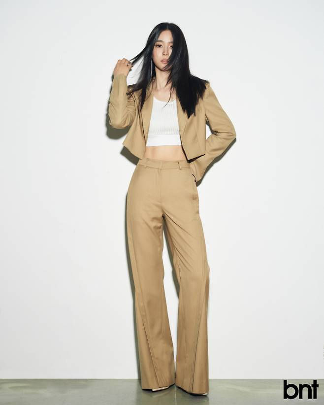 베이지 크롭 수트 셋업은 더발론, 로즈골드 드롭 이어링은 민휘아트주얼리 제품.