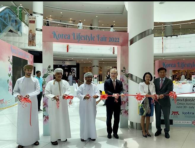 지난달 30일 오만 무스카트의 대형 쇼핑몰 오만애브뉴몰(Oman Avenues Mall)에서 ‘코리아 라이프스타일 페어’ 개막식이 진행되고 있는 모습. 왼쪽부터 알 마레지 오만상공회의소 SME 국장·알 타이 국가평의회 의원·알 하르시 전 주한 오만 대사·김기주 주오만 한국 대사·김세진 코트라 무스카트 무역관장·김점배 주오만 한인회장./코트라(KOTRA·대한무역투자진흥공사)