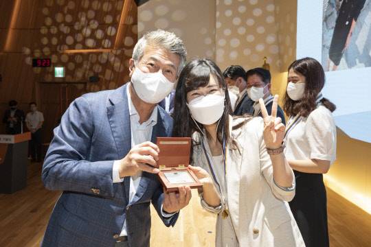6일 서울 중구 수하동 페럼타워 페럼홀에서 열린 동국제강 창립 68주년 기념 행사에서 장세욱(왼쪽) 부회장이 20년 장기근속자를 대상으로 상패를 전달하는 모습. <동국제강 제공>