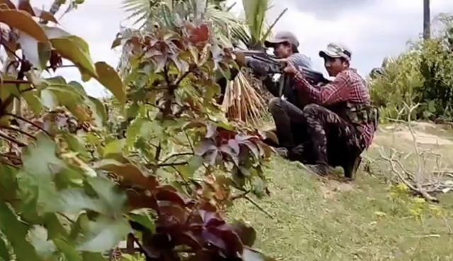 미얀마 사가잉주 시민군이 밀림에 몸을 숨긴 뒤 이동 중인 정부군을 공격하고 있다. 미얀마 나우 캡처