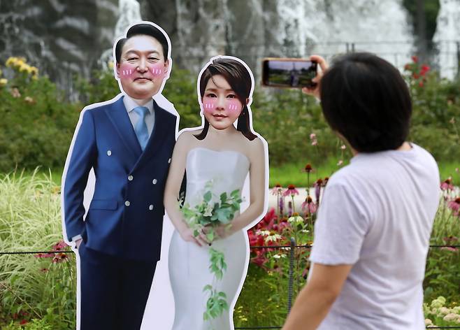 7일 오후 서울 종로구 청와대 분수대 앞에 설치된 윤석열 대통령과 김건희 여사의 등신대 앞에서 한 시민이 사진을 찍고 있다. /뉴스1