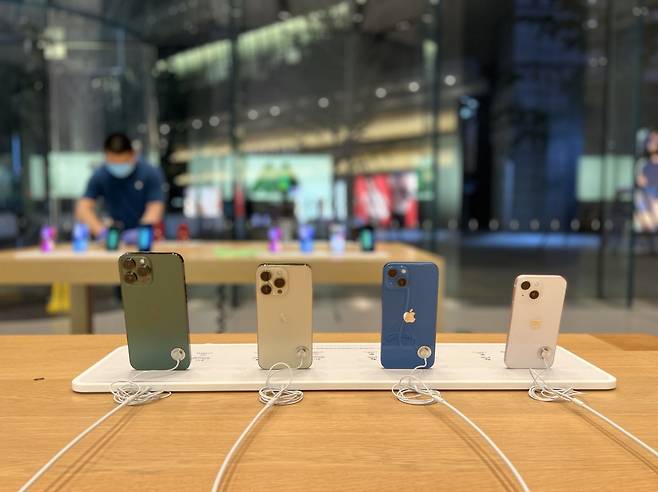 중국 베이징의 애플 스토어에 아이폰이 전시돼 있다. /김남희 특파원