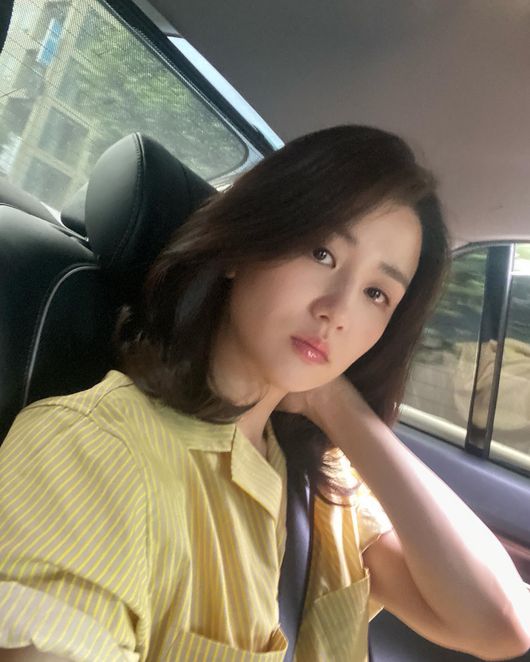 Actor Park Ha-sun was surprised by Park Sol-mis remarks.On the 8th, Park Ha-sun posted a photo on the Instagram saying, I made up for a long time and Lulurala.In the photo, Park is returning home after finishing the filming. Park Ha-sun, who made up for a long time, hummed with his beauty.Park, who wore a yellow shirt, showed a fresh and youthful charm. She even raised her beauty index to her hairstyle.Park said, I am sick, and Park Ha-sun laughed as he was surprised that he was a curse.On the other hand, Park Ha-sun is married to Actor Ryu Soo-young and has one girl.