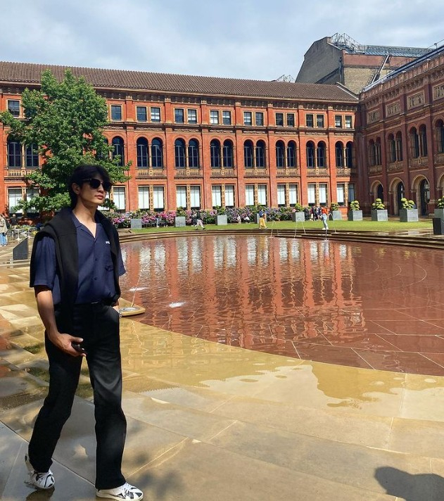 Minho released his photo on the 8th with the phrase walk through his instagram.The photo shows Minho walking in a British building wearing a cardigan in a neat attire.The netizens who watched this responded such as London man very, I was good looking to upload the picture yesterday and Minho brother London is so beautiful.On the other hand, Minho is currently in the UK, and last month he appeared in MBC entertainment program I live alone and met with viewers.