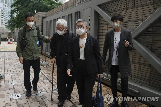 (AP=연합뉴스) 지난 5월 24일 홍콩 법원에 출두한 '612인도주의지원기금' 신탁관리자들. 2022.7.8.