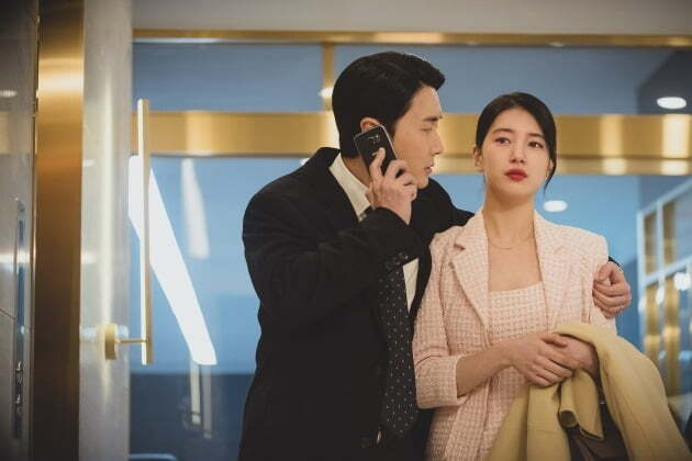 In the 5th and 6th episode of the Coupang Play original Anna released on the 8th, it included the image of Anna Yumi (Bae Suzy), who confides all the truth and finishes Annas life.Yumi was puzzled by reports that a woman in her 30s was found dead at the Mare Gallery Gallery.A woman in her 30s was Hyun-joo (Jung Eun-chae), who demanded Anna 3 billion won in exchange for his name, and it was not clear that she committed suicide because she was blackmail - Cinémix Par Chloé.Heo Ji-hoon (Kim Jun-ha Boone) gradually revealed her true color to Yumi.He used his tone to dismiss Kim, who was fired, and took him off work regardless of Yumis doctor for his election activities.Yumi began to make his own weapon by digging into his company secrets through Joe Secretary with Heo Ji-hoon.Later negative reports about Heo Ji-hoon broke out, saying he had a woman in a de facto marriage relationship, and had an autistic son between the two.Here, even the real Annas college paper, the ghostwriting report, broke out, which Yumi had spilled into the media as part of.But Heo Ji-hoon put things together in a blink of an eye, so Yumi noticed that Heo Ji-hoon knew he was a fake Anna.The money-chasing Hyunju contacted Heo Ji-hoon first: Heo Ji-hoon Are you confident to live with this Yumi again? Blackmail – Cinémix Par Chloé, and Yumi was convinced that Heo Ji-hoon was involved in the death of Hyunju.Yumi mentioned his nephew at the wedding ceremony to Heo Ji-hoon, and questioned the fact that the child was not a nephew but a child of Heo Ji-hoon and that his wife, Lim Soo-yeon, died in Jeju Island as soon as she gave birth.Yumi and support decided to blow up when Heo Ji-hoon was on the lookout shortly after becoming mayor of Seoul; however, it was not easy to tell the truth.Heo Ji-hoon, after being elected, prevented Yumis mother from meeting her even when she said she was in critical condition, and took Anna out of the country for the reason that she was going to pick up her extramarital child in United States of America and took her passport.Support visited the prosecution, but it had to be locked up for more than 14 hours due to clogging at the top.Eventually, the support opened the window of the laboratory and committed suicide to inform the world of the Heo Ji-hoon Golden Gate Bridge.Bae Suzy made a collision by walking a side brake after learning Heo Ji-hoon wasnt wearing a seat belt.Yumi, who got out of the car, pulled his passport from inside Heo Ji-hoons clothes, which could not escape between the seat and the steering wheel.At this time, he confirmed the letter of support that I do not think it will be a prosecutor, and he thoughtfully untied the scarf and tied it to the bag and lit it.In Korea, news of Heo Ji-hoons death and Annas missing were reported.As the Choi Ji-hoon Golden Gate Bridge was revealed, his incense altar was empty without a mourner.Years later, Yumi emerged from Canada; the Yumi neighbour knew him as a Chinese who had walked from United States of America.In the snowy winter, Yumi, who takes off the firewood in the house, and the appearance of throwing a handbag that was lit into the car ended with a overlap.