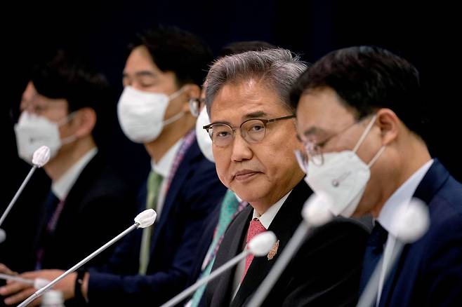 박진 외교부 장관이 8일(현지 시각) 인도네시아 발리에서 열린 주요 20개국(G20) 외교장관 회의에서 토니 블링컨 미 국무장관, 하야시 요시마사 일본 외무상과 3자 회담에 참석하고 있다. /로이터 연합뉴스