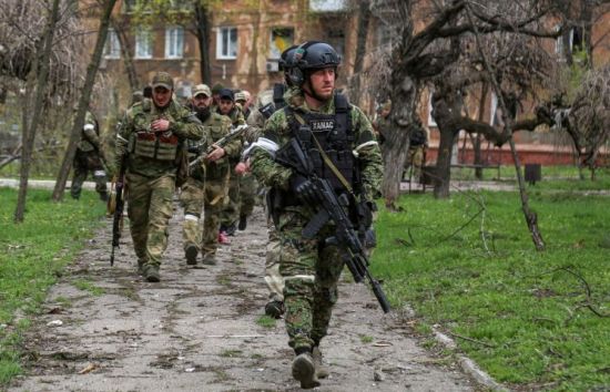 지난 5월21일(현지 시각) 러시아 체첸 자치공화국 병사들이 우크라이나 남부 항구도시 마리우폴 주택가를 순찰하고 있다. [이미지출처=연합뉴스]