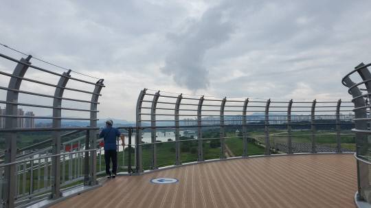 12일 오후 세종시 보람동 금강보행교 아치전망대에서 한 관광객이 금강을 감상하고 있다. 사진=조은솔 기자
