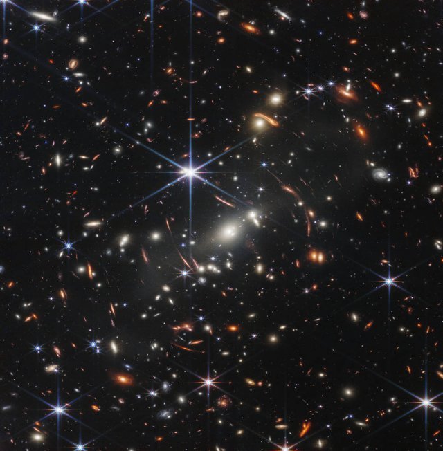 조 바이든 미국 대통령이 12일 공개한 제임스 웹 우주망원경의 첫 관측 풀 컬러 이미지. 지구에서 40억광년 떨어진 SMACS 0723 은하다. NASA 제공.