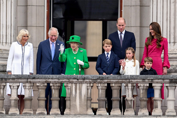 엘리자베스 2세 영국 여왕(왼쪽 셋째)이 즉위 70주년 기념행사 `플래티넘 주빌리` 마지막날 런던 버킹엄궁 발코니에 서서 손을 흔들고 있다. [AFP = 연합뉴스]