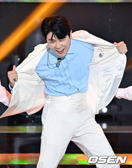On the afternoon of the 12th, SBS MTV THE SHOW (The Show) was broadcast live at SBS prism tower in Sangam-dong, Seoul.Singer Young Tak is showing off a spectacular stage. 2022.07.12