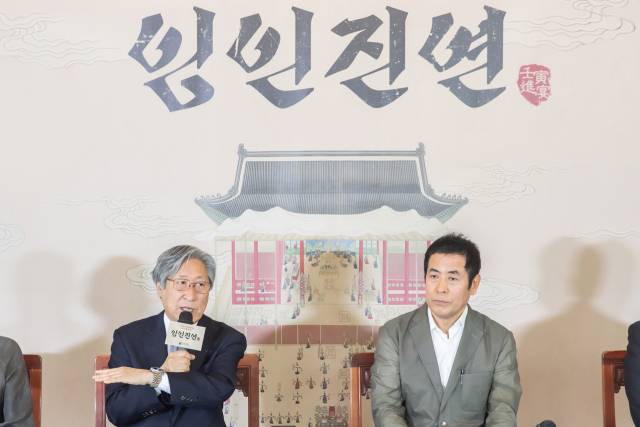 김영운(왼쪽) 국립국악원장과 박동우 홍익대 공연예술대학원 교수가 12일 덕수궁 정관헌에서 열린 기자간담회에 참석해 있다. 사진 제공=국립국악원