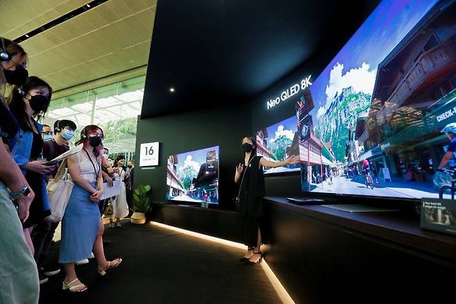 삼성전자가 지난 4월 13일 싱가포르 국립미술관에서 개최한 2022년 TV 신제품 출시 행사에서 참석자들이 'Neo QLED 8K' 제품을 체험하고 있다.ⓒ삼성전자
