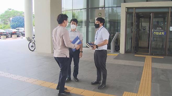 국토교통부 민간임대정책과 정천우 과장(가운데)이 KBS 취재진에게 ‘계약 무효’ 사례를 설명하고 있다.