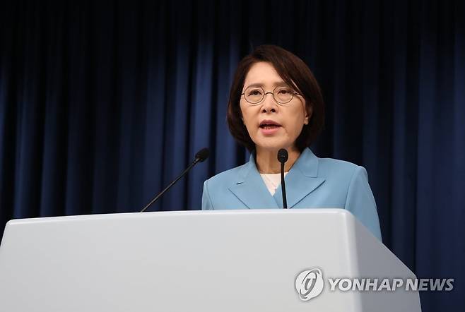 대통령실 브리핑룸 첫 브리핑 (서울=연합뉴스) 서명곤 기자 = 13일 오전 서울 용산 대통령실 브리핑룸에서 강인선 대변인이 '북송 탈북 어민 사진'과 관련해 브리핑을 하고 있다. 2022.7.13 seephoto@yna.co.kr