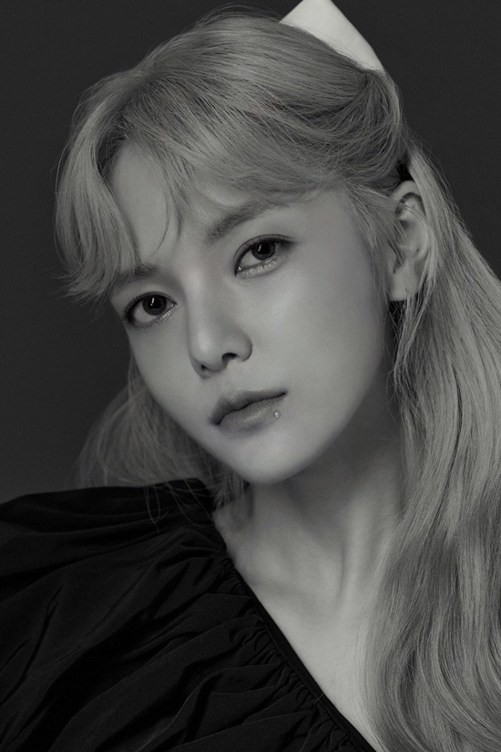 Shin Jimin, a member of the group AOA, has found a new agency.On the 14th, Alomalo Entertainment said, We recently signed an exclusive contract with Shin Jimin.Shin Jimin said through his agency, I have been greeting you at a new home. I have had a lot of thoughts and time to look back on myself.I am still cautious, but I am going to take a step forward. Please watch the future. In addition, a new profile image of Shin Jimin was released. Shin Jimin showed a deep look in front of the black background.Shin Jimin has been active on various stages including Mnet Until Pretty Rap Star and Queendom, and has released his own songs such as Hallelujah and Hey as solo projects.Earlier this year, she released the song Suddenly (Suddenly) on social media as surprise gift for my dearth (a surprise gift for loved ones).Photo: Alomalo Entertainment