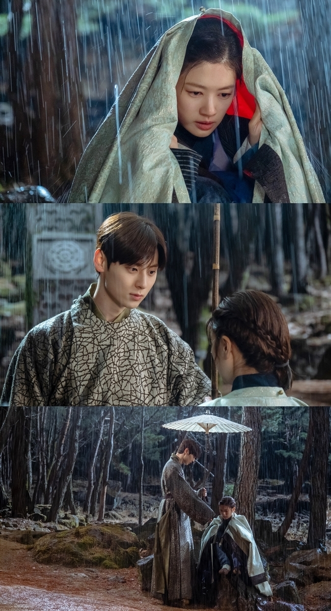 Hwang Min-hyun claims to be a rain guard for First Love Jung So-min.TVNs Saturday Drama Alchemy of Souls (played by Hong Jung-eun, Hong Mi-ran/director Park Joon-hwa) released two shots in the rain of Jung So-min and Hwang Min-hyun on July 15.In the last broadcast, Seo-yul learned that the soul of his first love fallow (Ko Yoon-jung) whom he met as a child was brought to Jung So-min.If it turns out that the virtue is the Alchemy of Souls, it can not escape death.Seo-yul showed a sad Feeling for First Love by treating the injured virtues and telling the fact that it is the Alchemy of Souls of the virtues.In the open steel, the virtuous is raining in the middle of the night, with thin outerwear over his head, but not enough to prevent a strong rain.Especially, it seems that there is no intention to avoid the rain, and it does not show any signs of moving one step from the seat.Unlike the face with the poisonous face, the reddened eyes and the reddish nose tips cause protective instincts.His story raises questions because he was a virtue who had a smile of joy with the entrance of Jeong Jin-gak, a student who had hoped so much earlier.Such a virtue appears in front of him and steals his gaze. He keeps his umbrella on him and keeps his side silently.Seo-yul stimulates the excitement with the appearance of a keeper in the rain, which does not care about the rain that pours into the expression that is worried that the virtue will catch a cold.