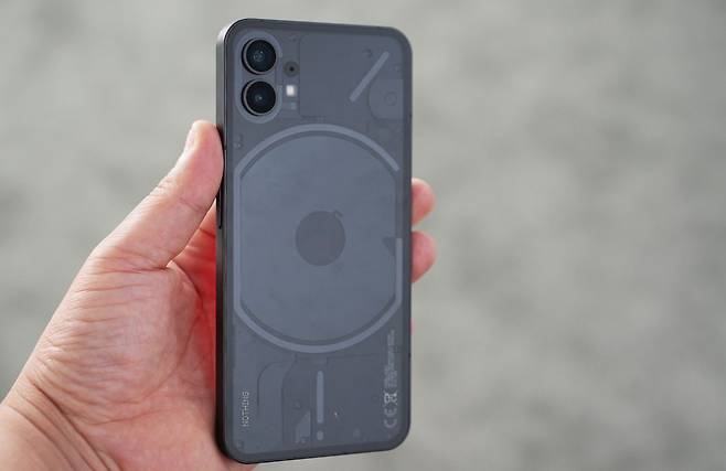 낫싱의 첫 스마트폰 '폰원'. 제품 후면을 투명 디자인을 적용해, 부품이 그대로 노출돼 있는 모습. /박성우 기자