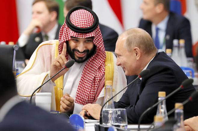 카슈끄지 살해사건 직후에 열린 G20 정상회의에서, 사우디 빈 살만 왕세자에게 살갑게 대해준 건 푸틴 뿐이었다. 2018년 11월30일 부에노스 아이레스. 게티이미지.