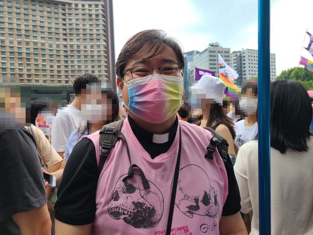의정부교구 소속 원동일 신부가 16일 오후 서울광장에서 성소수자들과 연대하는 활동을 펼치고 있다.