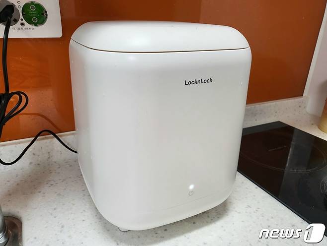 15일 락앤락 음식물 쓰레기 냉장고가 주방에 비치된 모습. © 뉴스1 신윤하 기자