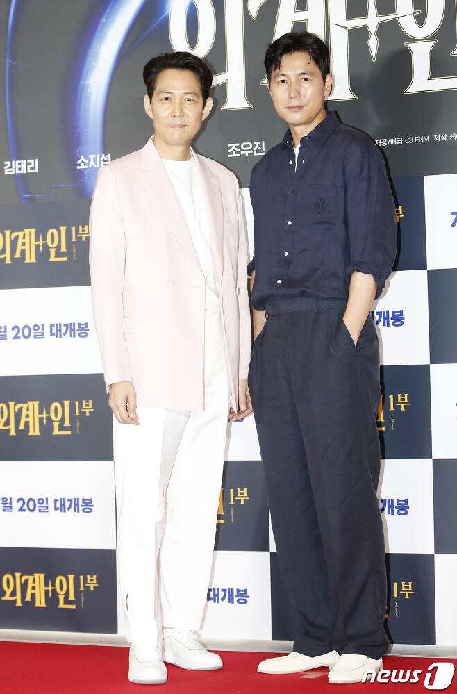 배우 이정재, 정우성(오른쪽)이 18일 오후 서울 용산CGV에서 열린 영화 ‘외계+인’ 1부 VIP 시사회에서 포즈를 취하고 있다. © News1 권현진 기자
