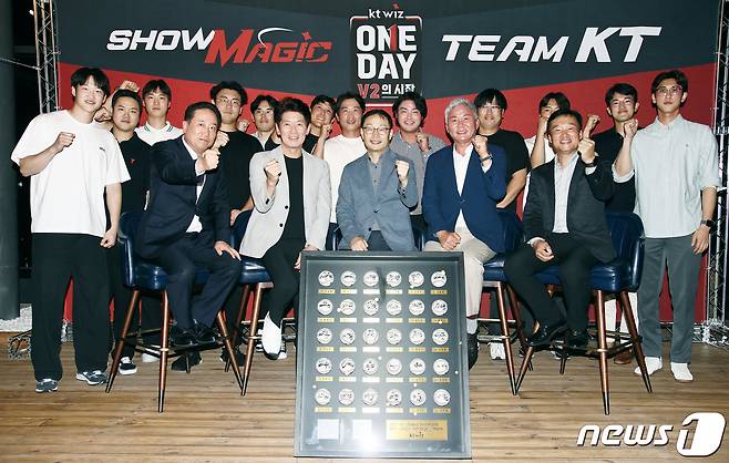 구현모 KT 대표이사가 18일 서울 송파구 소피텔 앰버서더에서 KT 위즈 선수단과 만찬을 진행한 뒤 기념촬영을 하고 있다. (KT 제공) © 뉴스1