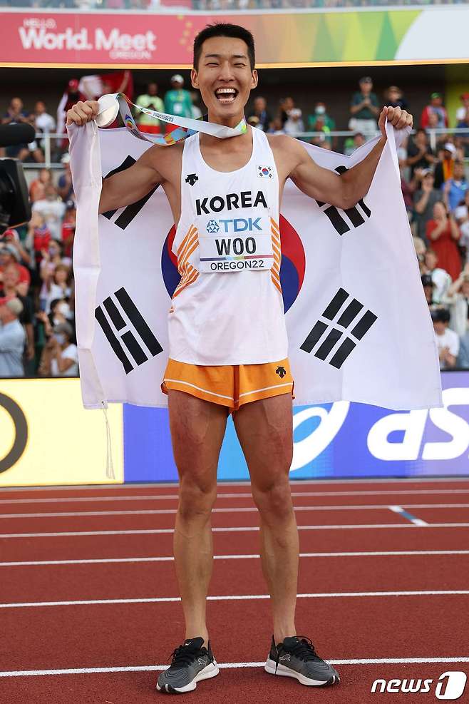 한국 높이뛰기 간판 우상혁이 세계육상선수권에서 은메달을 획득한 뒤 환한 미소를 띄고 있다. © AFP=뉴스1