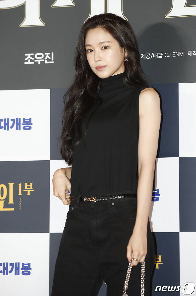 Seoul=) = Actor Son Na-eun has appeared for a long time since leaving Apink.Son Na-eun attended the VIP premiere of the first part of the movie Extraterrestrial + Inn at Seoul Yongsan CGV on the afternoon of the 18th.Son Na-eun, who appeared in an all-black costume with long wave hair, caught his eye with selfish physicality in the beauty of a doll.Son Na-eun was enchanted with fanship with a sweet ball heart with a lovely hand greeting to the cheering fan.On this day, the VIP premiere will include Son Na-eun, Lee Joo-yeon, Kim Soo-hyun, Lamiran, Kang Ki-young, Kim Hye-eun, Hwang Chan-sung, Kim Jun-myeon, Munsori, Park Hae-soo, Lee Soo-min, Park Byung-eun, Lim Joo-hona, Lee Kwang-soo, Kim Ki-bang, Woo Sung, Song Seung Heon, Kwon Nara, Nine Woo, Lee Cheong-a Choi Chang-min, Ellen Kim, singer Song Gain, and space girl Bona attended the event.Meanwhile, Son Na-eun left the group Apink, which he had been with for 11 years in April, and earlier he left IST Entertainment to move to YG Entertainment.Recently, he was seen returning home after finishing his overseas schedule in the United States.