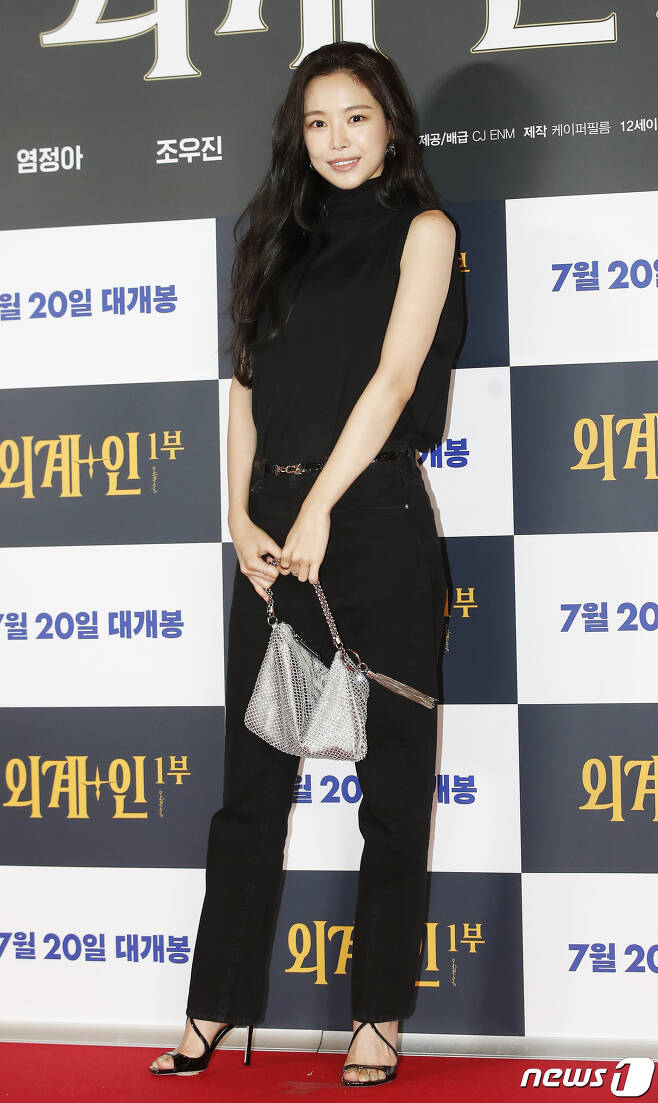Seoul=) = Actor Son Na-eun has appeared for a long time since leaving Apink.Son Na-eun attended the VIP premiere of the first part of the movie Extraterrestrial + Inn at Seoul Yongsan CGV on the afternoon of the 18th.Son Na-eun, who appeared in an all-black costume with long wave hair, caught his eye with selfish physicality in the beauty of a doll.Son Na-eun was enchanted with fanship with a sweet ball heart with a lovely hand greeting to the cheering fan.On this day, the VIP premiere will include Son Na-eun, Lee Joo-yeon, Kim Soo-hyun, Lamiran, Kang Ki-young, Kim Hye-eun, Hwang Chan-sung, Kim Jun-myeon, Munsori, Park Hae-soo, Lee Soo-min, Park Byung-eun, Lim Joo-hona, Lee Kwang-soo, Kim Ki-bang, Woo Sung, Song Seung Heon, Kwon Nara, Nine Woo, Lee Cheong-a Choi Chang-min, Ellen Kim, singer Song Gain, and space girl Bona attended the event.Meanwhile, Son Na-eun left the group Apink, which he had been with for 11 years in April, and earlier he left IST Entertainment to move to YG Entertainment.Recently, he was seen returning home after finishing his overseas schedule in the United States.