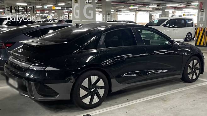 18인치 휠과 일반 사이드미러가 장착된 현대차 아이오닉 6