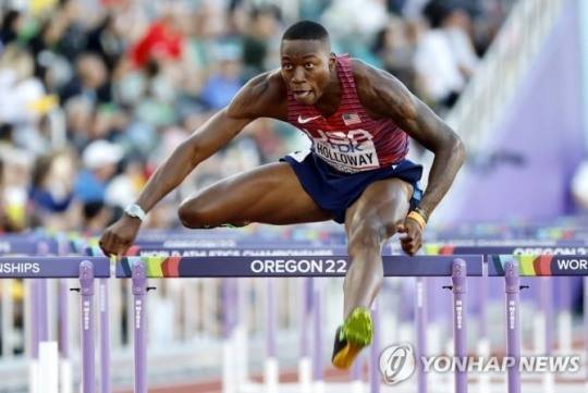 (유진 AP=연합뉴스) 그랜트 홀러웨이가 18일(한국시간) 미국 오리건주 유진 헤이워드 필드에서 열린 2022 세계육상선수권대회 남자 110m 결선에서 역주하고 있다. 홀러웨이는 대회 2연패에 성공했다.