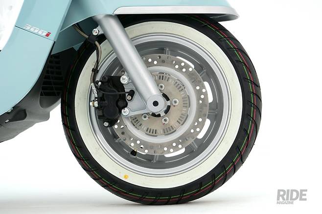 300은 2채널 ABS, 125는 연동 브레이크를 더해 안정적인 제동력을 제공한다