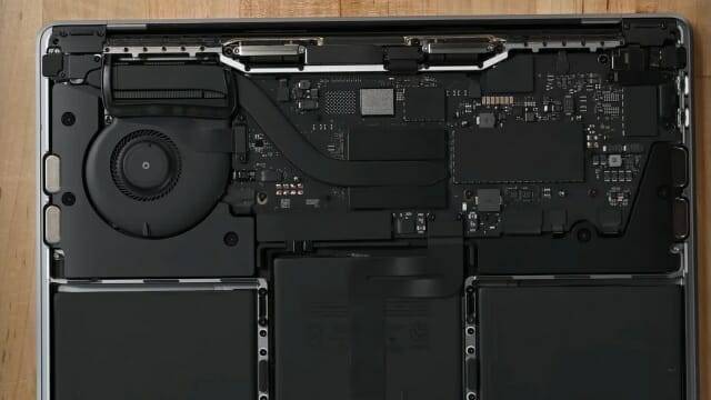 M2 칩 탑재 맥북프로 13형. 내부에 열을 식히기 위한 냉각팬과 히트파이프를 달았다. (사진=아이픽스잇)