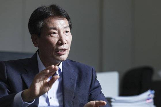 김호곤 종근당건강 대표가 건강간편식으로 식품 업계에 도전장을 낸 이유를 설명하고 있다. 김경록 기자