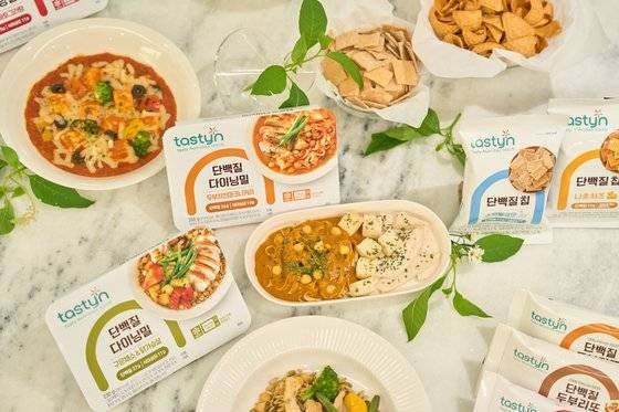 종근당건강에서 새롭게 출시한 건강간편식 '테이스틴'은 한끼 식사대용인 다이닝밀과 두부리또, 곤약밥과 간편하게 단백질을 스낵으로 즐길 수 있는 단백질구이칩과 단백질칩까지, 종류가 다양해 필요에 따라 골라 먹을 수 있다. 사진 종근당건강