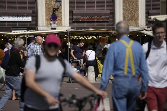 프랑스 파리 외곽의 베르사유 시장에서 쇼핑하는 시민들. AP=연합뉴스