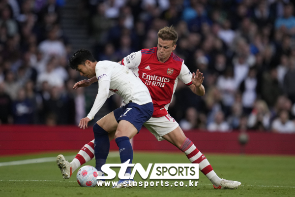 지난 시즌 맞대결을 펼친 토트넘 핫스퍼의 손흥민과 아스널 FC의 롭 홀딩. 사진|뉴시스/AP