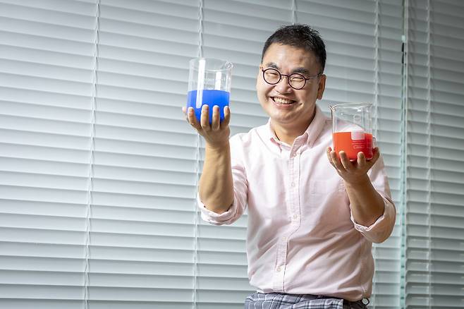 유튜브 ‘깨봉수학’을 운영하는 조봉한 이쿠얼키 대표는 ‘5초 안에 분수 크기 비교하기’ ‘초등학생도 이해하는 미분’ 등 쉽고 빠르게 수학 문제를 푸는 방법으로 학생·학부모 사이에서 높은 인기를 얻고 있다. 공식을 외우지 말고 문제 핵심을 파악하는 방법을 알려주기 때문이다. 조 대표가 초등학교 소금물 농도 문제를 상징하는 빨간색과 파란색 물이 들어간 비커를 양손에 들고 있는 모습. 이신영 영상미디어 기자