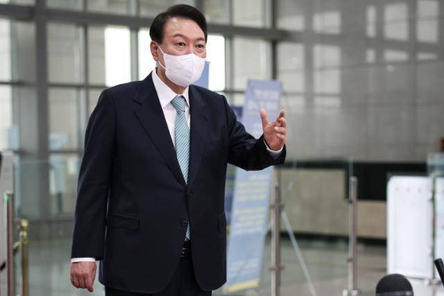 윤석열 대통령이 21일 오전 용산 대통령실에서 열린 출근길 약식 기자회견 도어스테핑에서 취재진 질문에 답하고 있다. 윤 대통령은 대우조선 사태에 대해 "불법행위 풀고 정상화하는 게 국민 바람"이라고 말했다. 대통령실 제공