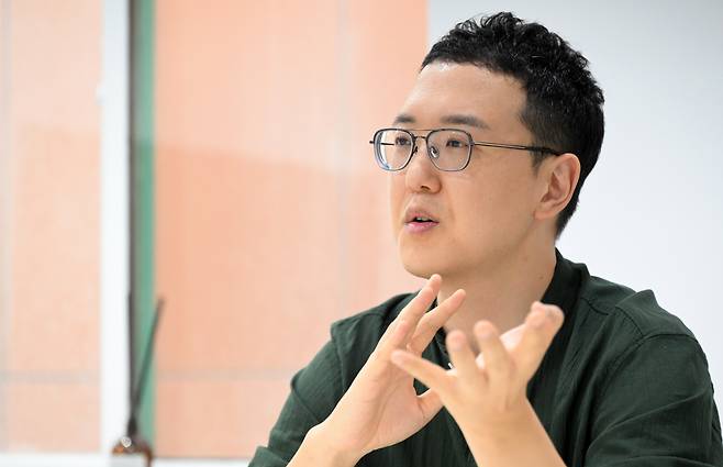 지난 14일 서울 강남구 신사동 사무실에서 송희구 작가를 만났다. 100억원대 자산가인 그는 '서울 자가에 대기업 다니는 김 부장 이야기'의 저자, 유튜버, 그리고 대기업 과장으로 일하고 있다. 임세준 기자